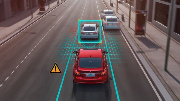 Ехолокацията на прилепите е вдъхновила разработването на системи за аварийно спиране, при които ултразвукови сензори сканират пространството пред колата и предотвратяват сблъсъци.