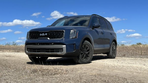 COVID-19 принуди или позволи на хората - в зависимост от това как гледате на нещата, да излязат на открито. Докато пешеходният туризъм и спокойните разходки бяха предпочетени от някои хора, други се насочиха към офроуда. Това сравнително ново хоби накара мнозина да започнат да надграждат своите офроуд-автомобили. Производителите се усетиха и започнаха да предлагат все повече всъдеходни версии на своите модели, като това ще продължи и догодина.

Факт е, че на пазара е пълно с модели, които са готови да атакуват тежки терени, като те са на традиционно силни в това отношение марки - като Jeep (Wrangler), Ford (Bronco), Toyota (Land Cruser) и Land Rover (Defender). Брандове като Kia и Mazda обаче вече предлагат всъдеходни варианти на Sportage и CX-50, същото прави и Honda, която лансира цяла моделна линия TrailSport.