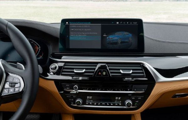 Автомобилната индустрия загуби спокойствие, когато популярен производител  (в случая BMW) разкри възможността за въвеждане на абонаментна услуга за отопляеми седалки и волани в своите автомобили. Всички заклеймиха това като ужасна идея, но реакцията на другите производители не закъсня и те започнаха да правят същото. И тази тенденция ще продължи и през настоящата година.

General Motors и Ford вече изискват клиентите да плащат за техните усъвършенствани системи за подпомагане на водача, наречени съответно Super Cruise и BlueCruise. Те са опция, но се предлагат като месечен абонамент. Toyota, Subaru, Lexus и BMW пък начисляват на собствениците такса за използване на приложение за смартфон за достъп до определени системи в техните превозни средства. На свой ред, Mercedes-Benz въведе абонаментен план за собствениците, за да отключат допълнителна производителност от своите EQE и EQS EV.