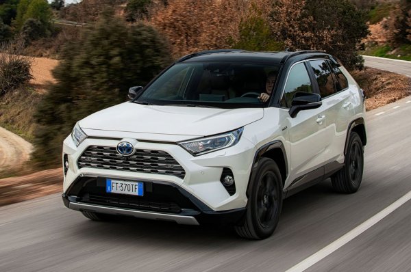 Представянето на големи конкурент на Honda CR-V - Toyota RAV4, е подобно. В рейтинта на TUV той постига същия резултат от 4% повреди, но при по-малък пробег - 35 000 км. В класацията Top 100 UK Cars моделът също е по средата, но път пък според изданието What Car?, е победител по надеждност с резултат от 99,5%. Разбира се, става въпрос за SUV-сегмента.
