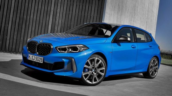 BMW M135i xDrive се предлага като хечбек съсзадвижване на четирите колела, който предлага фантастично сцепление на пътя и съответно го прави още по-желан. Под капака му е разположен най-мощият 4-цилиндров двигател на баварския производител. При работен обем от 2,0 литра той развива 306 к.с., като е съчетан със впечатляващ външен вид и първокласно оборудване.

Що се отнася до максималната скорост, тя е 250 км/ч. Времето за ускорение от 0 до 100 км/ч е 4,8 секунди с включен лънч-контрол. За някои феновете на хот-хеча предшественикът на този модел е по-добър, но сегашните характеристики и поведение на пътя са наистина забележителни.