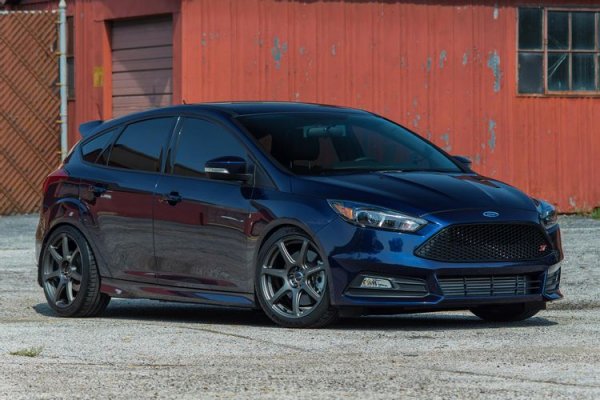 Ford Focus ST често е засенчван от по-малкия Ford Fiesta ST, но той си остава един отличен хот-хеч. Мощността му фантастична – 280 к.с., който са измъкнаги от 2,3-литров двигател с 4 цилиндъра. Това прави колата чудесна и за ежедневно използване, като тя може да развие максимална скорост от 250 км/ч.

Ускорението до 100 км/ч от място отнема едва 5,7 секунди, но още по-впечатляващи са настройките на шасито, които правят Focus ST един от най-приятните за каране автомобили от този сегмент. Вероятна той наистина отстъпва на Fiesta ST като усещане, но в същото време се държи по-зряло на пътя, а това не е без значение.
