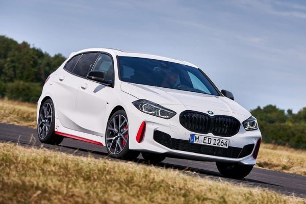 Моделът BMW 128ti връща името ti в портфолиото на баварската марка. Той е директен съперник на Volkswagen Golf GTI и предлага някои фантастични характеристики. 2,0-литровият двигател с 4 цилиндъра развива 265 к.к., като е комбиниран с отлична управляемост и забележителна динамика &ndash; 6,1 секунди от 0 до 100 км/ч.

И тук максималната скорост е 250 км/ч, което си е доста впечатляващо за автомобил с тези размери и със сигурност звучи доста привлекателно за феновете на марката. Всъщност, това е добра покупка, ако търсите по-традиционен хот-хеч в сравнение с M135i xDrive. 