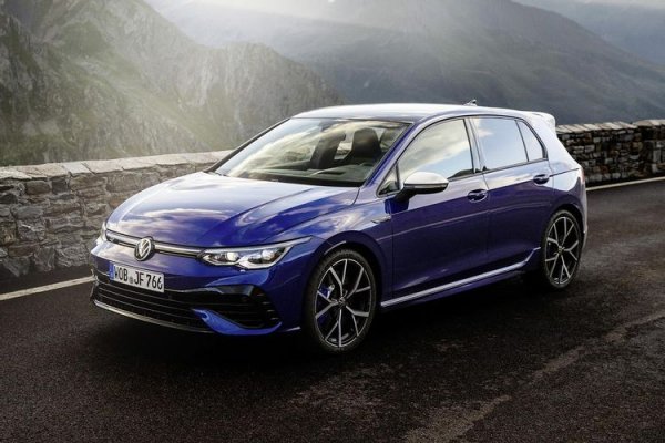 Volkswagen Golf R е топ-моделът в гамата на осмото поколение на стандартния модел. Той предлага предостатъчно мощност &ndash; 320 к.с., които идват от 4-цилиндров турбодвигател с обем 2,0 литра. Хот-хечът от Волфсбург се предлага и с - Special и Drift, които трябва да го направят още по-забавен и вълнуващ на пътя.

Освен това, този автомобил е много бърз &ndash; ускорението от до 100 км/ч отнема 4,7 секунди, а максималната скорост е 250 км/ч. Това, съчетано със забележително представяне на пътя, превръща новият Golf R в едно от най-привлекателните предложения в този списък.