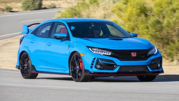 Honda Civic Type R е един впечатляващ хот-хеч, като мнозина го считат и за най-доброто предложение в класа. Той се задвижва от 2,0-литров турбодвигател с 4 цилиндъра и мощност от 320 к.с., като това е комбинирано с фантастична управляемост, динамика и стилен външен вид.

Не е изненада, че хот-хечът на японския производител е и много бърз. Ускорението от 0 до 100 км/ч отнема 5,7 секунди, а максимална скорост надхвърля 270 км/ч. Затова Civic Type R е наистина поразяващ, който със сигурност е привлякъл погледите на мнозина. 