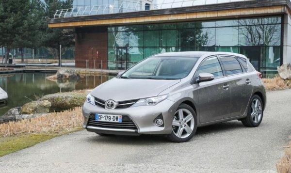 Среден процент проблеми: 13,8%
Среден пробег: 105 000 км
Второто поколение на Auris (E18) се предлагаше в Европа между 2012 и 2019, преди Toyota да се откаже от това име и да върне и за европейския си хечбек названието Corolla. В инспекциите на TUV 8-годишният Auris се представя добре, с изключение на спирачна система, която е направо в червената зона. Проблемен е дизеловият двигател, с често дефектиращ турбокомпресор. Имаше сервизни аскции за електронното управление на хибридната система и заради риск от пожар поради неработещи охладители на системата за рециркулация на газовете. 
