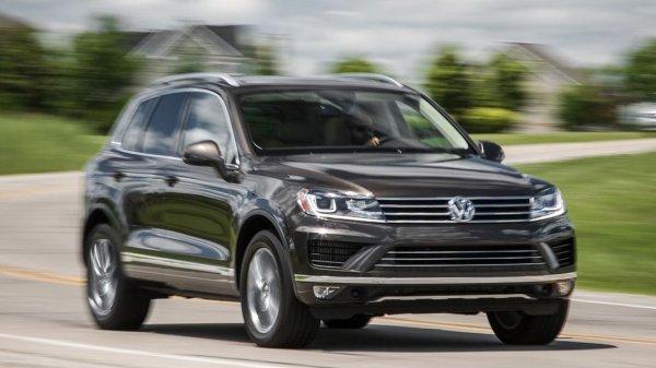 Среден процент проблеми: 12,4%
Среден пробег: 147 000 км
Първото поколение на Touareg заемаше места в класацията, които никак не съответстваха на високата му цена. Втората генерация, появила се през 2010, подобри осезаемо нещата, а последните й производствени серии са почти без забележки. Изключението се отнася до турбодизела V6 TDI, където калпавите обтегачи на ангренажната верига могат да доведат до разхлабване, прескачане и основен ремонт на двигателя. Иначе сравнително чести са оплакванията от недобре работещи адаптивни дълги светлини. 
