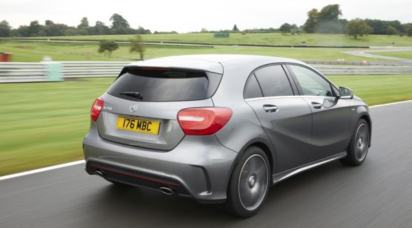 Среден процент проблеми: 11,4%
Среден пробег: 103 000 км
Първата А-класа от 90-те имаше всевъзможни проблеми, увенчани от склонността й да се преобръща дори при умерени скорости. Третото поколение обаче (W176), на пазара от началото на 2013 година, изглежда по съвсем друг начин. При инспекциите на TUV само накладки и дискове са в жълтата зона, всичко друго е в зелената. Няколкото сервизни акции засегнаха дефект в автоматика с двоен съединител, непостоянна работа на климатика, разхлабени клепежи на въздушните възглавници и дефектни Isofix скоби.