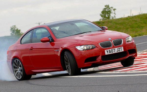 За първи път М3 получава V8 мотор, който задвижва задния мост, това е и последният атмосферен двигател, използван при модела, който се развърта до 8400 об/мин.
