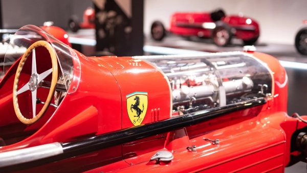 Alfa Romeo Bimotore. Подскачащото конче не е случайно - това е първата кола, разработена от Енцо Ферари като шеф на състезателния отбор на Alfa