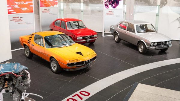 В жълто е прототипът Montreal, показан на световното изложение в Канада през 1967. Зад него са Alfasud и Alfetta 