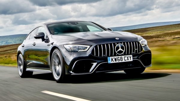 Става въпрос за версията с четири врати, лансирана, за да е пряк съперник на Porsche Panamera. Под капака откриваме същия 4-литров V8 с две турбини, който се използва в семейството 63, което означава отлична динамика и страхотен звук.
Трябва да се отбележи работата на системата 4х4, която при по-скромни натоварвания задвижва само задните колела, а когато е необходимо допълнително сцепление включва и предни диференциал.
