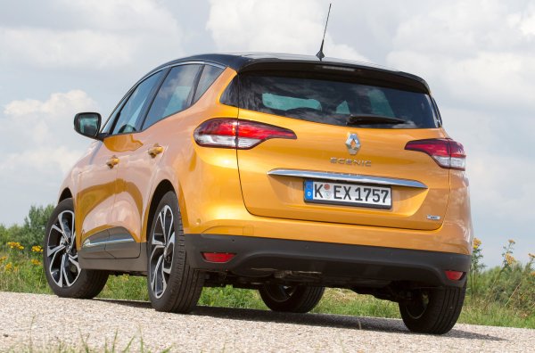 Първото поколение (отначало под името Megane Scenic), произвеждано през периода 1996-2003 г., има тираж от около 2,8 милиона броя. Последното (четвърто) обаче загуби много клиенти и през 2021 г. от него бяха произведени едва 16 000 единици. Това накара Renault да се откаже от неговата актуализация и да го спре. През 2024 ще се появи нов автомобил под името Scеnic, но той ще е електрически и със съвсем различна конструкция. 