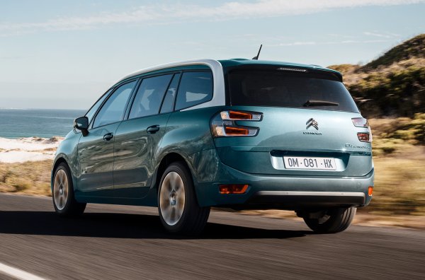 Трябва да припомним, че при първата си поява през 1999 г. от Xsara Picasso бяха продадени приблизително 180 000 бройки. C4 Picasso излиза през 2006 г., а седем години смени поколенията. През 2018 г. автомобилът беше преименуван на C4 SpaceTourer, а версията със 7 места беше наречена Grand C4 SpaceTourer. 