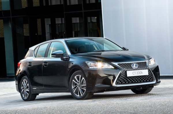 Японската компанията ще се откаже от хибрида, който се появи преди 12 години и се оказа най-компактният модел на марката. Оттогава хечбекът е актуализиран два пъти - през 2013 и 2017 г., но сега се предлага само в Япония. Той използва хибридния агрегат със 136 к.с. от трето поколение на Toyota Prius, който се състои от 1,8-литров атмосферен двигател и електрически мотор. Моделът се предлагаше на 65 пазара по цял свят, като от 2010 г. досега от него са продадени 380 000 бройки.