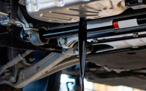 Отговорът е - поради конструктивните характеристики на двигателите. При двигатели с голям обем остатъкът може да достигне половин литър. Факт е, че пробката е в най-ниската точка на картера и би трябвало цялото масло да изтече, но понякога на дъното се образува прилична локва. 

Затова веднага след като основната част от старото масло изтече сама, се повдига едно от предните колела – това, което е по-близо до пробката. Практиката показва, че по този начин изтича още значително количество мръсна масло от картера. 