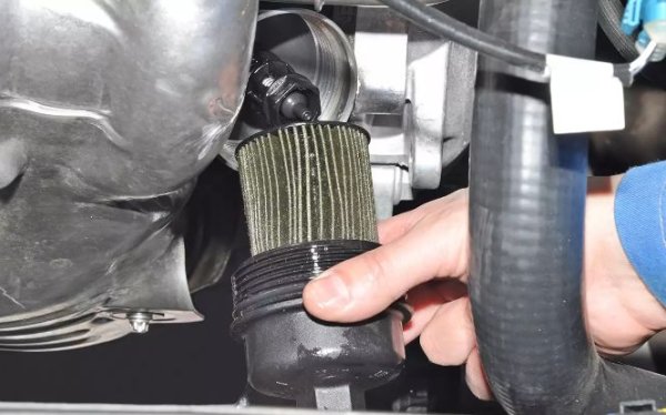 Нито една от инструкциите не го изисква. Тази процедура само увеличава вероятността от замърсяване на двигателното масло. А пиктограмата на филтъра или на опаковката с тубата за масло, от която капе масло във филтъра, просто се тълкува неправилно. Производителят предупреждава, че трябва да се смазва само пръстена на филтъра, като това ще улесни увиването и ще осигури стегнатост. 