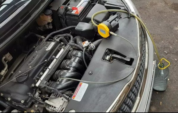 Много сервизи предлагат експресна смяна на масло чрез изпомпване през тръбата на измервателната пръчка. Някои собственици на автомобили обаче смятат тази процедура за неефективна. Експериментите доказват, че след изпомпване от пробката дори не капе масло. В допълнение, този метод спестява много време и може да се направи дори в &bdquo;домашни&ldquo; условия, тоест не трябва задължително да се посещава сервиз.