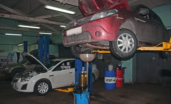 Невинаги. Първо, в почти всички случаи се налага демонтиране на защитата на картера. И на по-стари коли с обърнати закрепващи гайки това може да бъде проблем. 

Второ - при много двигатели с алуминиев картер и дренажна тапа с малък диаметър резбата се износва бързо. Често се срещат развалени резби на двигателите на GM и VW, което се превръща в сериозен проблем. Налага се смяна на картера, възстановянане на резбата или поставяне на по-голям тапа.