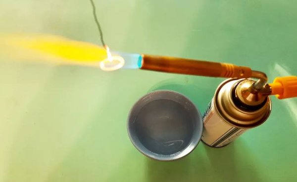 Ако искате да сте сигурни в херметичността на уплътнението - да. Някои собственици обаче предпочитат да възстановят шайбите, които вече са били компресирани и подложени на така нареченото &bdquo;работно втвърдяване&ldquo;. Те трябва да бъдат закалени, след което отново ще станат меки и надеждно ще уплътняват съединението. 

Обикновена газова горелка и спрей са всичко, което е необходимо за нагряване на шайбата. Това може да се направи у дома на газов котлон. Технологията за наряване на мед и алуминий е коренно различна. Алуминиевата шайба трябва да се нагрява и охлажда бавно, като постепенно се отдалечава от пламъка.  Медта става пластична при бързо охлаждане. Следователно нагрята медна шайба трябва да се постави в студена вода. Този метод не е подходящ за стоманената шайба на Renault, която е уплътнена с вулканизирана гума. 