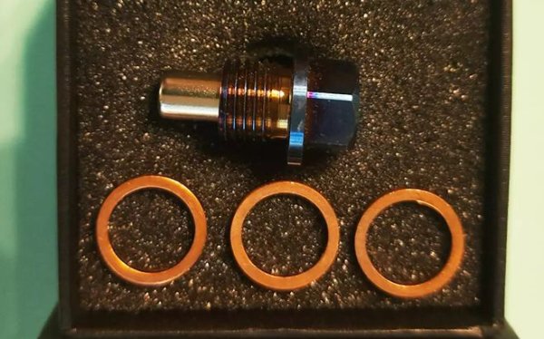 В интернет можете да закупите различни пробки, като някои от тях дори са направени от титан. Предлагат се с три медни шайби, но основното е, че има мощен магнит, който ефективно събира железни и стоманени частици. Той не само дублира функциите на филтъра, но и улавя стружки, отиващи към маслената помпа. По този начин защитава този важен елемент от износване. 