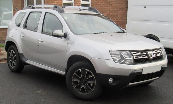 Окачването е много кораво: преди няколко години българският вносител на Dacia участва с Duster в Balkan Offroad Rallye. Поръчковото германско спортно окачване се счупи на втория ден и колата трябваше да завърши състезанието с фабричното. То не само издържа, но се оказа и по-бързо. 
Минус е липсата на понижаваща предавка, но това донякъде е компенсирано с много късата първа скорост. 
