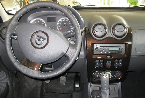 Двигателите са надеждни - 1.6-литровият атмосферен мотор на Renault е малко муден, но почти неуязвим, а и 1.5-литровият dCi дизел издържа много. Слабо място определено е интериорът: първото поколение на Duster е спартанско, с ниско качество на материалите, с предаващ вибрациите скоростен лост и почти без удобства. След фейслифта в края на 2013 нещата са малко по-добре. А и цената ще ви компенсира за липсващите глезотии - в българските обяви Duster първо поколение върви между 11,000 и 19,000 лева. 
