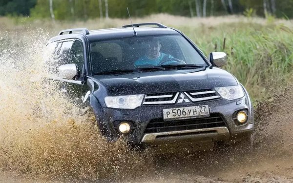 Това е доказано работно конче, което споделя по-голямата част от конструкцията си с пикапа L200. Pajero Sport II спазва добрата стара рецепта: рама, part-time 4WD, блокировка на задния диференциал (но само като допълнителна опция, тоест не всички автомобили на вторичния пазар я имат). Накратко, това е машина, създадена предимно за офроуд, но прилична и на асфалта. 
