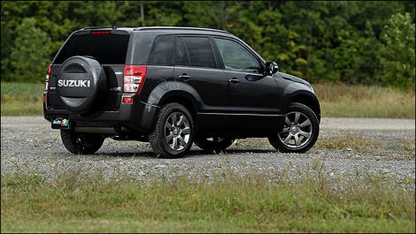 1.9-литровият дизел идва от Renault и е относително надежден като за дизел, но все пак бихме препоръчали повече бензиновия атмосферен двигател с обем 2.0 литра. Той спокойно изкарва до 400,000 км, а и е доста ремонтопригоден. Слаби места са водната помпа и ангренажната верига, които за такъв пробег ще трябва да смените поне два пъти. Има известна склонност и към повишена консумация на масло, която нараства с възрастта. И механичната трансмисия, и двата автомата с хидротрансформатор са простички като конструкция и издръжливи, особено ако им сменяте маслото. Повече проблеми създава по-мощният 2.5-литров бензинов мотор. 
