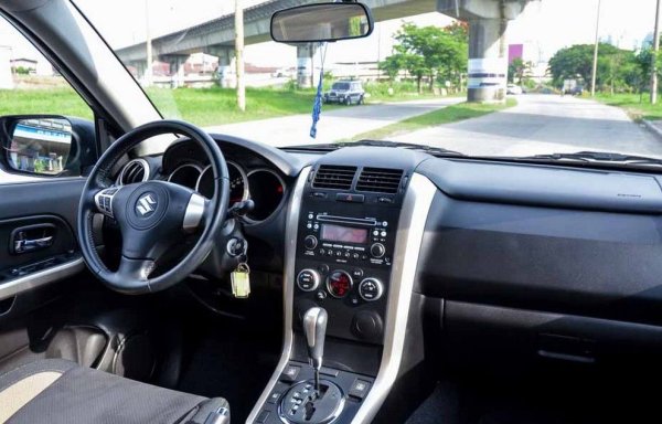 Grand Vitara като цяло е издръжлив автомобил, ако се полагат разумни грижи за него, и освен това е доста устойчив на корозия. Интериорът е архаичен, удобствата - оскъдни. Но и повечето клиенти търсят тук не комфорт, а дълъг живот и добра проходимост. Grand Vitara се произвежда в Япония, в завода на Suzuki в Ивата. 

