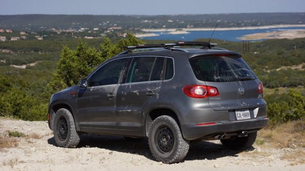 Тук разглеждаме най-вече представители на първото поколение на Tiguan, но след фейслифта през 2012, който промени коренно предницата. В българските обяви срещнахме десетки екземпляри с цени между 17,000 и 22,000 лева. Второто поколение, дебютирало в края на 2016, все още държи твърде високи цени. 
Най-често срещаните бензинови двигатели са 1.4 TSI и 2.0 TSI - и двата имаха сериозни проблеми с надеждността в първите си години на пазара, но след ревизиите през 2011-2012 нещата се пооправиха. Двулитровият агрегат върви с автоматик Aisin TF‑60SN с хидротрансформатор. 
