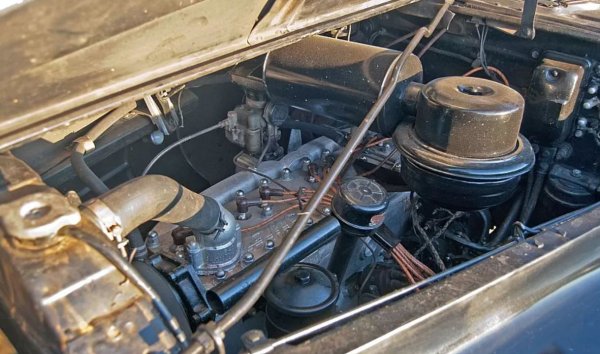 Двигателят ЗИС-110 е наистина уникален. Теоретично, подобно на ГАЗ-13, той е изпреварил времето си: осем цилиндъра, 6-литров двигател със 140 к.с., хидравлични повдигачи на клапаните, ангренажен ремък с безшумна морзова верига... И това е през 1945 г. Всички тези иновации правят двигателя не само най-мощният съветски двигател по това време (дори камионите не са по-мощни), но и най-тихият. ZIS-110 дори няма обичайната тяга за обогатяване на сместа (всмукване), вместо която е използвана автоматична система за обогатяване - биметална спирала. И всичко работи добре.