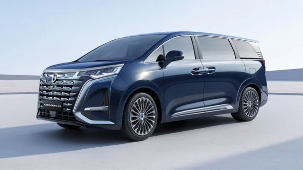 Denza (премиум марката на BYD) подготвя мащабна офанзива в Европа през следващата година, а моделът D9 е един от първите в списъка. Автомобилът дебютира пред европейска публика още на Фестивала на скоростта в Гудууд миналата година.

Това е пълноценно домашно кино на колела. Пътниците на втория ред разполагат с екрани в облегалките, индивидуални контролни панели в подлакътниците и хладилник за напитки. "Капитанските" кресла се регулират в 10 посоки и предлагат 10-точков масаж, подгряване и вентилация. Енергията идва от иновативната 103 kWh Blade батерия на BYD, осигуряваща пробег от над 600 км.
