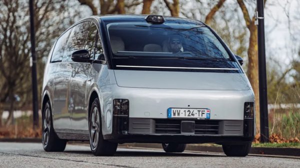 Дебютирал в Пекин през 2023 г., Li Auto Mega изглежда сякаш идва от бъдещето. Дизайнът е дело на бившия дизайнер на Porsche Бен Баум, а аеродинамиката е феноменална &ndash; коефициент на въздушно съпротивление от едва 0,215 Cd.

Под пода се крие гигантска батерия с капацитет 102,7 kWh, обещаваща до 640 км пробег. Салонът е в конфигурация 2+2+3 с капитански кресла, 17-инчов таванен дисплей и аудиосистема с 21 говорителя. За момента обаче не се предвижда моделът да се предлага официално в Европа.
