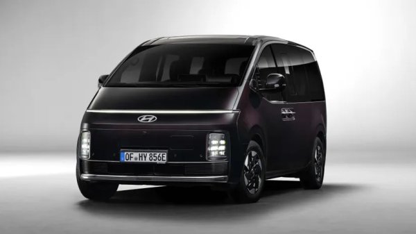 Не отписвайте и Hyundai от надпреварата. Моделът Staria вече е добре познат на европейския пазар във версиите си с двигатели с вътрешно горене, но корейците сериозно подготвят и изцяло електрически вариант.

Дизайнът тип "отвътре-навън" подчинява екстериора изцяло на пространството в салона &ndash; висок покрив, напълно равен под и огромно междуосие. Моделът ще се предлага със седем или девет места. Техническите параметри вече не са тайна: електромотор с 215 к.с., литиево-йонна батерия с капацитет 84 kWh и автономия от около 400 км по цикъла WLTP.
