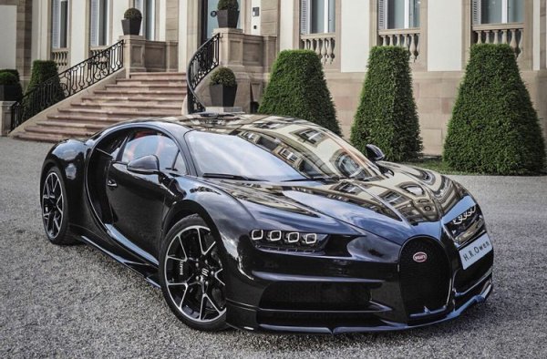 Базовото Bugatti Chiron струва повече от 2 млн. долара, но няма шанс да бъде открит автомобил, чиито собственик да не е добавил редица опции. Сред тези екстри има и такива, които струват повече от нова суперкола.

Сред тях е корпус от въглеродни влакна, който е една от допълнителните опции, предлагани от френския автомобилен производител. За около 300 000 долара клиентът завършва Chiron с детайли от въглеродни нишки, които придават още по-впечатляващ вид на хиперколата.