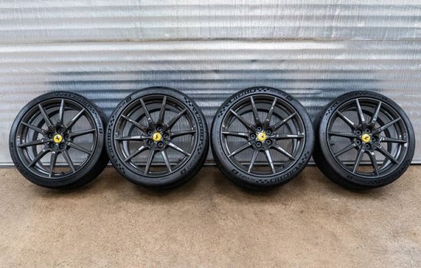 „Pista“ е италианска дума, която няма нужда от превод на български и е показателно за възможностите на суперколата, при това без да има значение дали тя се движи по стандартно шосе или по състезателно трасе. За тези, които искат още по-висока производителност, се предлагат джанти от въглеродни нишки.

Те свалят 6 килограма от теглото на автомобила и подобряват неговата управляемост, тъй като са разположение в четирите края. Със сигурност проблем ще бъда бордюрите, за които трябва да се внимава при влизане в завой, защото цената на тези джанти е космическа.