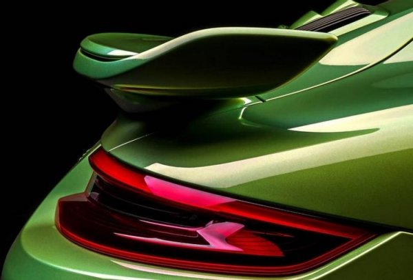 Тази ограничена серия Porsche 911 Turbo S беше произведена в тираж от 500 бройки, всяка с базова цена от около 235 000 долара. Сумата обаче може бърза да се увеличи значително, ако клиентът се довери на подразделението Porsche Exclusive Manufaktur, което му помага да персонализира автомобила по какъвто начин иска.

В случая опцията за боя Python Green, която превръща колата в хамелеон, благодарение на използването на специален пигмент, струва близо 100 000 долара. За същата сума може да се купи базово купе 911 Carrera, което логично повдига и въпроса, дали това наистина си струва.