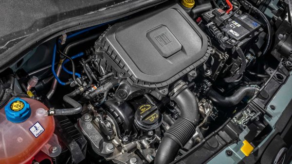 Намаляването не се получава само с турбокомпресор, но и с други „помощни средства". Така по-малък двигател върши същата работа при малката граска кола. Fiat Panda, заедно с Fiat 500 и Lancia Ypsilon, бе подложен на електрификация през миналата година, когато тези модели получиха новия двигател 1.0 N3 от семейството FireFly. Той е 3-цилиндров с мека хибридна система и замени славния бензинов 1.2, който се използваше преди това.

В случая производителността е подобна - 70 к.с. срещу 69, като въртящият момент дори е по-малък – 92 срещу 102 Нм, но това се компенсира от приноса на електромотора, който добавя 5 к.с. и 20 Нм.