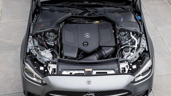 В продължение на няколко години Mercedes основава гамата си от 4-цилиндрови дизелови двигатели на доказаната 2,2-литрова серия OM651, която при различни нива на мощност покрива моделите 200, 220 и 250 CDI. Днес обаче е ред на изцяло новия 2.0 OM654, който също се предлага в много варианти. Например, в новите класове C 220 d и 300 d след добавянето на мекия хибриден модул EQ Boost мощностите варират от 200 до 265 к.с. В последния случай той дори замества предишните шестцилиндрови агрегати.