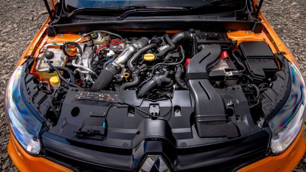 За две поколения производителните модели на френската компания претърпяха доста промени, свързани с намаляването на обема на двигателя. Това се случи както с Clio, така и с Megane, при който 2,0-литровият мотор първо беше заменен от двигател със същия обем, като мощността му беше увеличена от 225 на 275 к.с. и 360 Нм въртящ момент. 

При настоящето четвърто птоколение Megane RS вече разполата с нов 1,8-литров мотор със същия обем, който развива 300 к.с. и 400 Нм. Увеличението е факт, но в същото време разходът на гориво е намален с 15%.