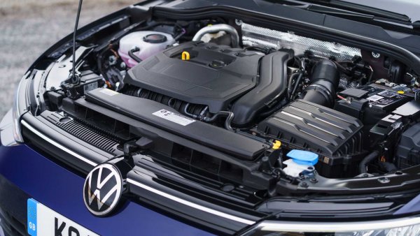 Групата Volkswagen е една от първите, която стартира бензиновата революция и при тях се забелязва доста интересна промяна. Това е преминаването от използвания в продължение на 10 години 1.2 TSI, който преди това замени 1.6 TSI, с новия 1.0 TSI. Моторът остана с един цилиндъра по-малко, но пък спечели мощност. Двигателят 1.2 се предлагаше във версии с 90 и 105 к.с., докато наследикът му, макар и по-малък, достигаше 115 к.с. и въртящ момент от 200 Нм. Той се среща на Polo, Golf и на други компактни модели на VW Group.