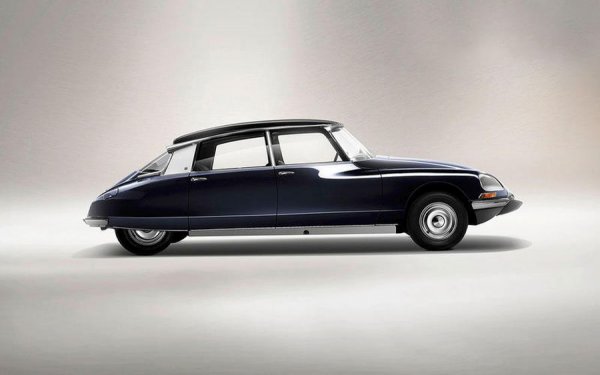 С име, което фонетично звучи като френската дума за богиня, този автомобил е можел да бъде неуспешен и скучен. Но производителят се раздал и се постарал машината да заслужи името си &ndash; с уникални линии, подобни на произведение на изкуството и с революционното си хидропневматично окачване, което стана запазена марка на производителя години след това.

А 60 години след създаването на DS, от Citroen решиха да използват именно това име, за своята отделна премиум марка.