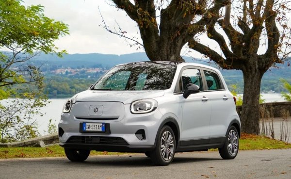 Този компактен електрически автомобил от Китай разполага с батерия с 36 kWh и има реален пробег до 230 км. Цената започва от 18 900 евро, което дава минимална цифра от само 82 евро на километър. Това е един от най-икономичните автомобили на пазара.