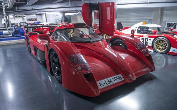 Toyota GT-One показва колко далеч може да стигне един производител до ръба на изискванията за хомологация, без да ги надхвърли. GT-One очевидно е чистокръвен състезателен автомобил за клас GT1, макар от Toyota да продължават да твърдят, че е машина за движение по пътищата. И тук, моделът е произведен в един-единствен екземпляр, който в момента е в базата на японците, край немския град Кьолн.

За да докажат, че колата им е предназначена за движение по пътищата, японците демонстрирали, че има багажник, който да побере куфар. Това всъщност било мястото, освободено от изваждането на състезателния резервоар за гориво с голям обем. За състезания били произведени още седем коли, а цивилната версия използвала малко по-високо окачване от тяхното.