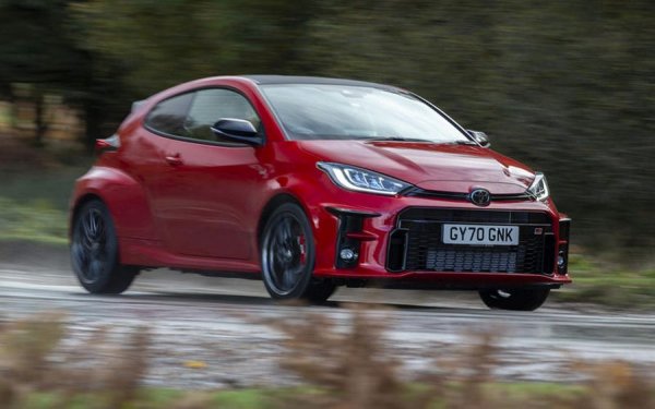 GR в името на тази Toyota Yaris е също толкова важно, колкото GTO за Ferrari. Това ще рече Gazoo Racing - отборът на компанията във WRC, като производството на тривратия хечбек е директен резултат от участието на японците във Световния рали шампионат. Разбира се, това е целеви модел, който споделя с конвенционалния Yaris само фаровете и огледалата, още повече, че конвенционалният модел е с 5 врати, а този с три.

GR Yaris е с най-мощния 3-цилиндров двигател в света, който разполага с мощност от 260 конски сили, като ги отдава и към четирите колела. Ускорението от 0 до 100 км/ч отнема 5.5 секунди, а максималната скорост е 230 км/ч. Нищо общо с маломощния стандартен хибриден агрегат при &bdquo;нормалния&rdquo; Yaris...