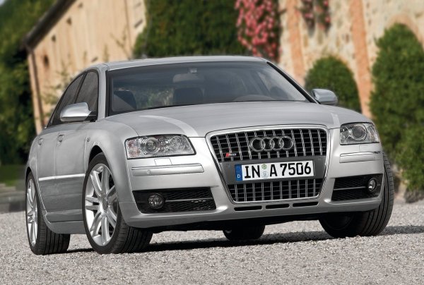 Второто поколение, известно като D3, на Audi A8, се продава от 2002 до 2010 година, като моделът S8 пристига през 2006 година. Моделът се сблъсква с конкуренти като Mercedes S63 AMG и Jaguar XJR. На външен вид S8 е в стила на автомобилите на Audi от този период, но има и някои разлики. Решетката на радиатора е с полирани вертикални ламели, характерна да модели Audi S.