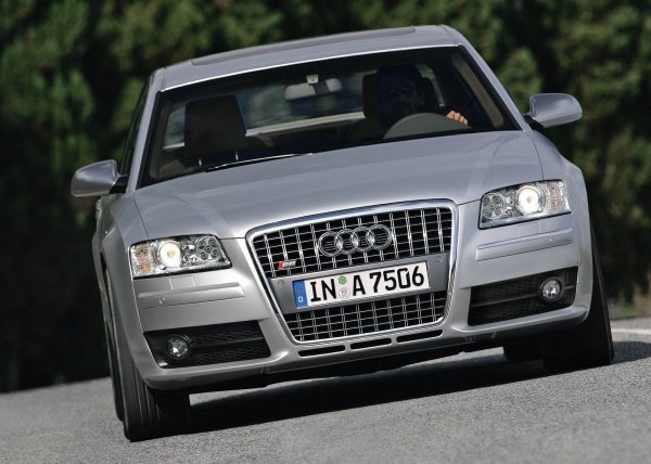 Всъщност, 5,2-литровият V10 на S8 е разработен от Audi, като в основата му е двигателят 4.2 V8 на германската марка. Вярно е обаче, че някои от по-късните версии на Gallardo използват този мотор. При S8 той осигурява ускорение от 0 до 100 км/ч за 5,1 секунди и максимална скорост 250 км/ч.