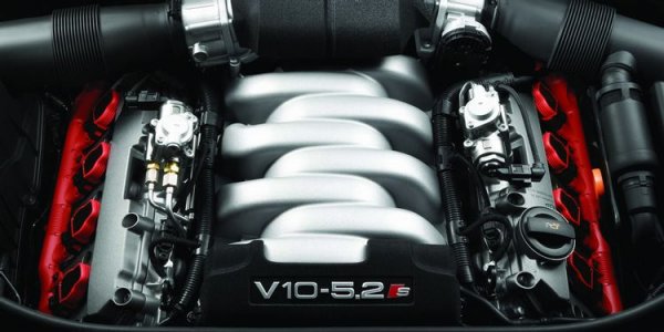 Поколението D3 на Audi A8 е с по-малки възможности за двигател и задвижващи системи, като S8 се предлага само в един вариант. Под предния капак е поставен атмосферен, 5,2-литров V10 , развиващ 450 к.с.и 540 Нм. Противно на общоприетото схващате, този двигател не се основава на V10 на Lamborghini, който задвижва оригиналното Gallardo.