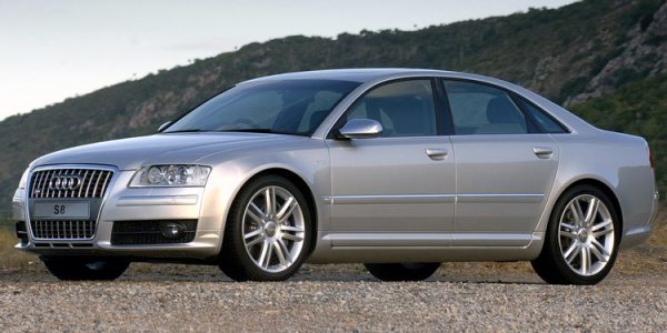 По отношение на качеството S8 е по-надежден, отколкото мнозина предполагат, а освен това и този модел е доста добре направен. Задължително обаче трябва да се проследи сервизната история на харесания модел. Често срещан проблем е този със стартера, който трябва да се провери задължително преди покупка. Обслужването не е евтино, тъй като в някои случай се налага сваляне на двигателя. Честите смени на маслото са задължителни.